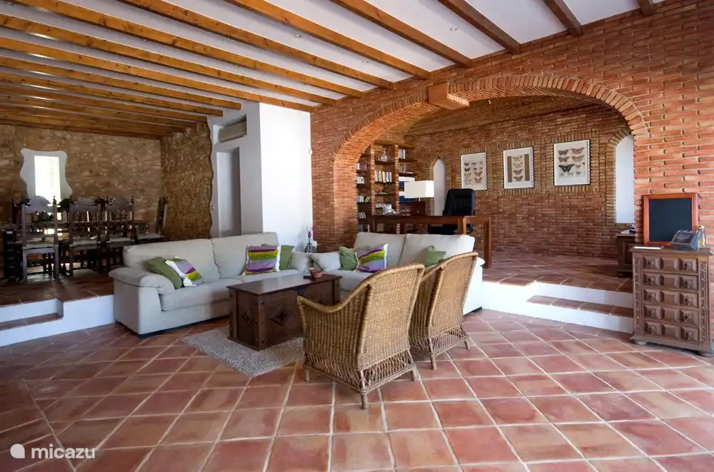 Amplia sala de estar 