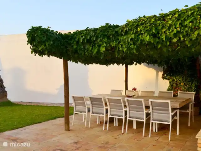 Casa Mealha huren in Portugal, Algarve, Boliqueime - villa Een grote eettafel bij de keuken onder de veranda.