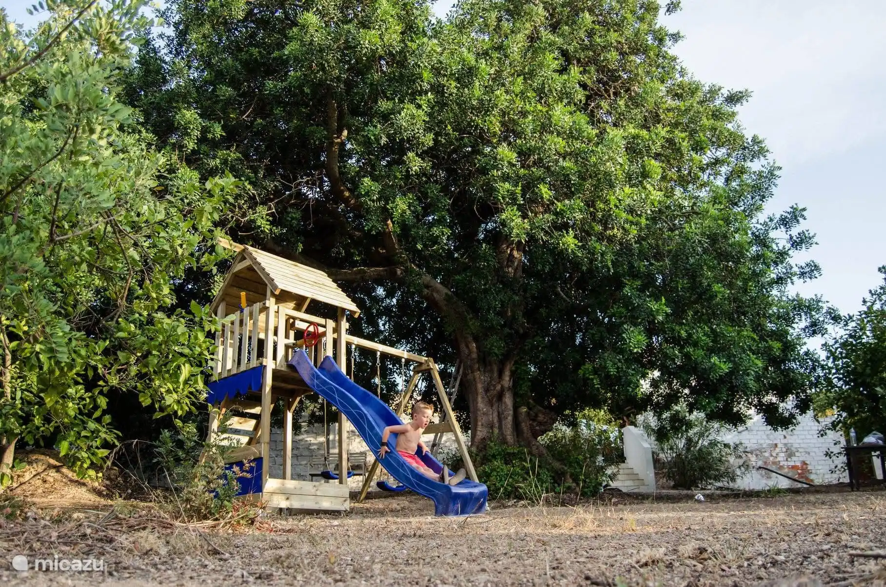 En la parte trasera del jard&#237;n hay una casita de juegos 