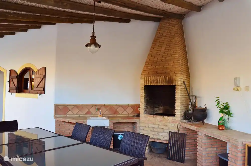 Otra gran mesa de comedor donde tambi&#233;n se puede hacer una barbacoa. 