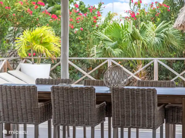Villa Solaya 1, Jan Thiel | Curaçao, Banda Ariba (est), Jan Thiel - villa Terrasse couverte avec grande table à manger.