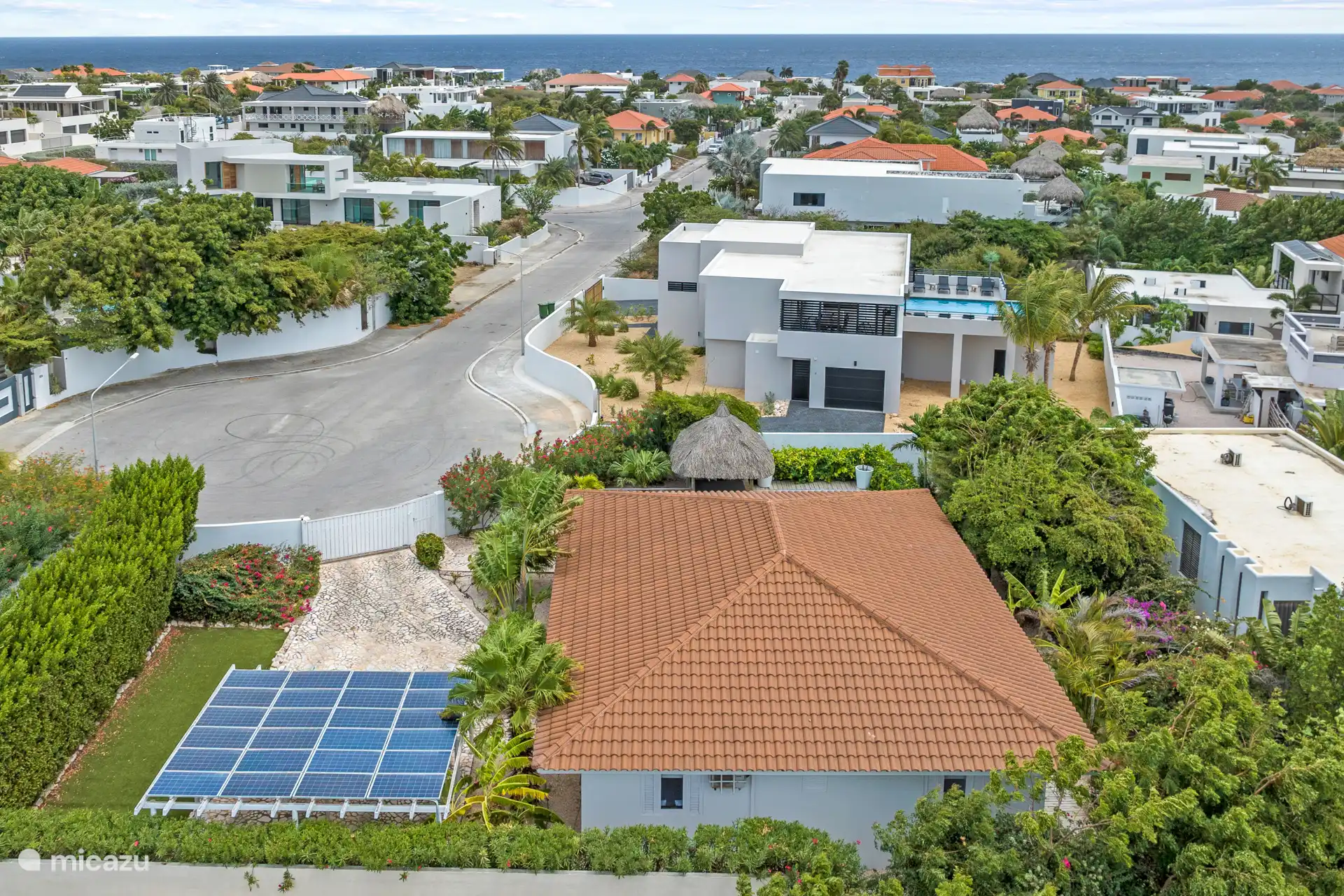 Gelegen in een luxe villawijk.