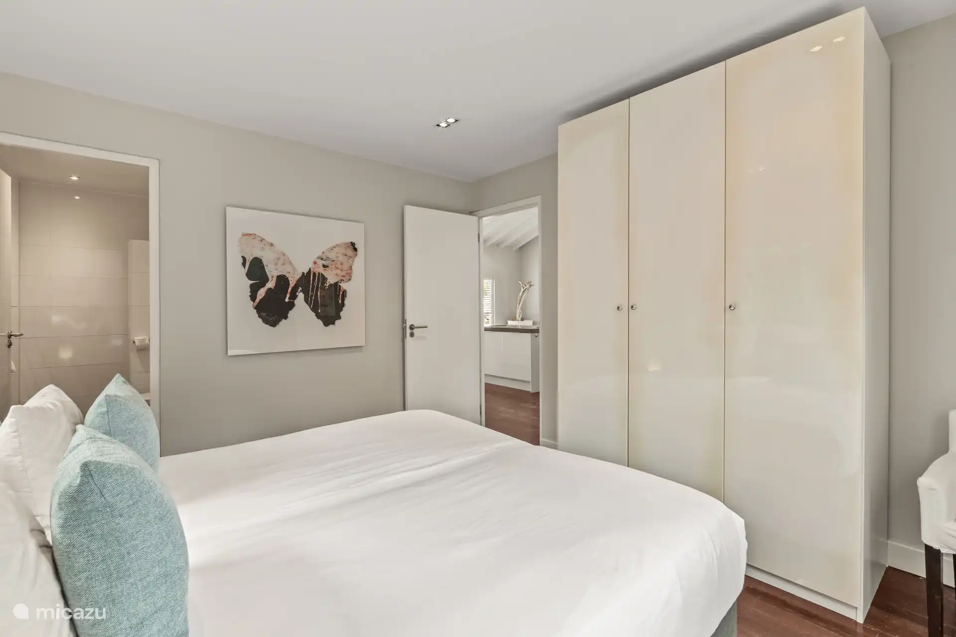 Slaapkamers met airco en genoeg kastruimte.