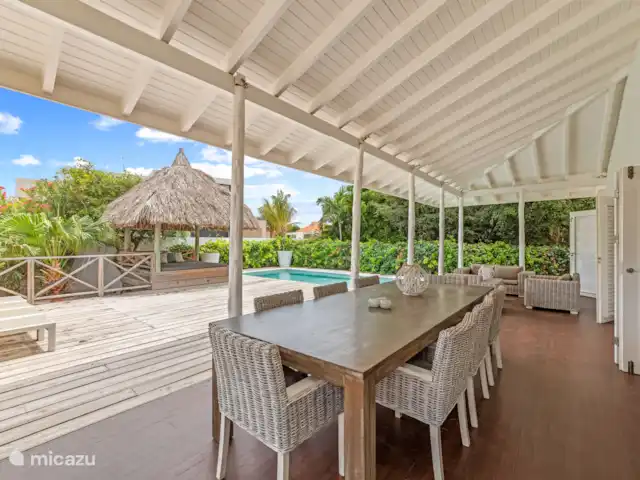 Villa Solaya 1, Jan Thiel | Curaçao, Banda Ariba (est), Jan Thiel - villa Lorsque vous conduisez dans le jardin, vous entrez dans le paradis. Des fleurs colorées, des palmiers qui se balancent, une piscine avec des transats, une palapa, un joli salon et une grande table à manger à l’extérieur sous le bord