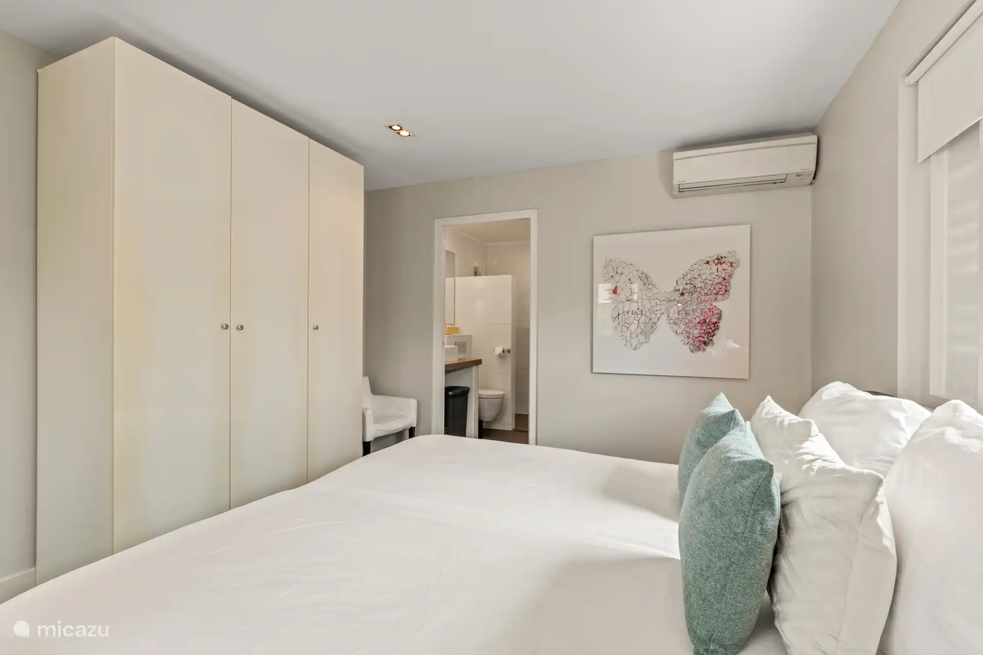 Slaapkamers met airco en genoeg kastruimte.