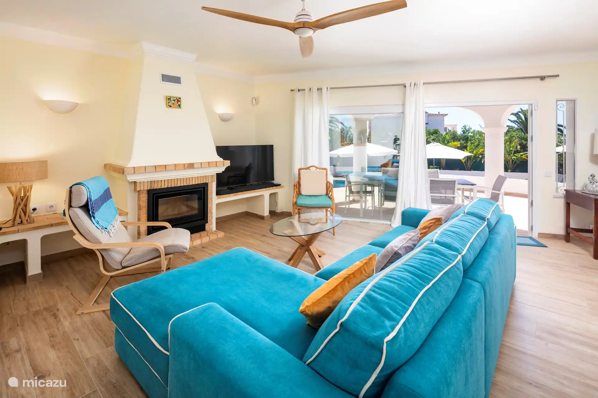 Salon avec télévision et un canapé confortable (qui n’est pas un canapé-lit)