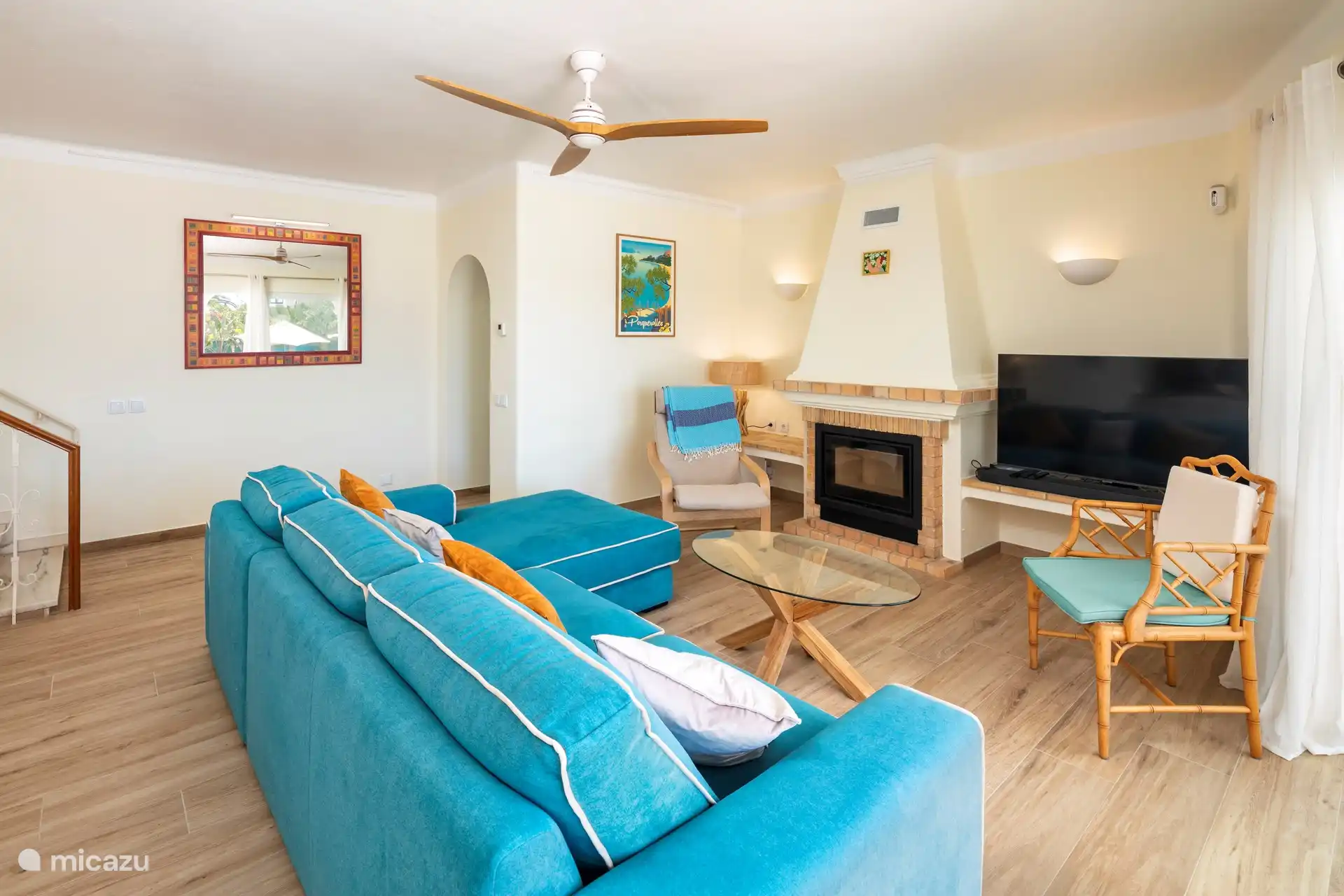 Il y a un puissant climatiseur mobile qui peut être utilisé dans cette pièce combiné à un bon ventilateur de plafond, bien que nous n’ayons jamais eu à utiliser la climatisation dans cette pièce jusqu’à présent jusqu’à présent.