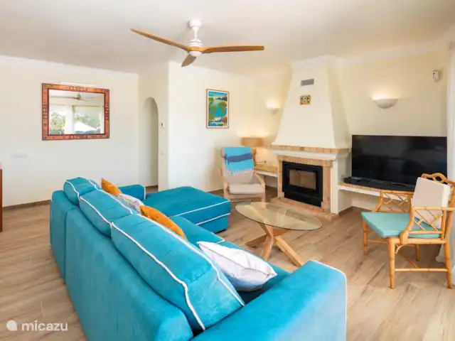 Carpe Diem | Portugal, Algarve, Carvoeiro - villa Il y a un puissant climatiseur mobile qui peut être utilisé dans cette pièce combiné à un bon ventilateur de plafond, bien que nous n’ayons jamais eu à utiliser la climatisation dans cette pièce jusqu’à présent jusqu’à présent.