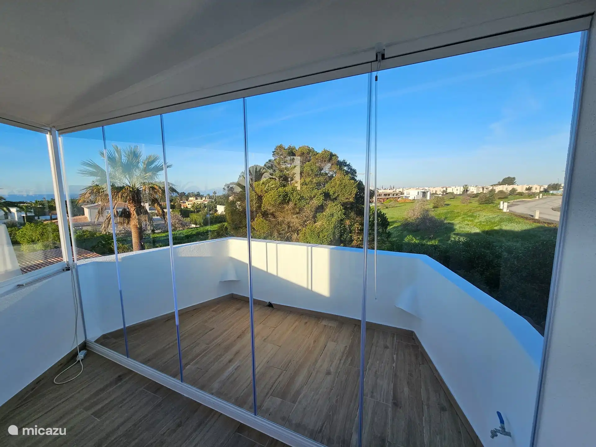 La terrasse peut avoir toutes les fenêtres en verre et les portes vitrées ouvertes et donne accès à une petite terrasse extérieure