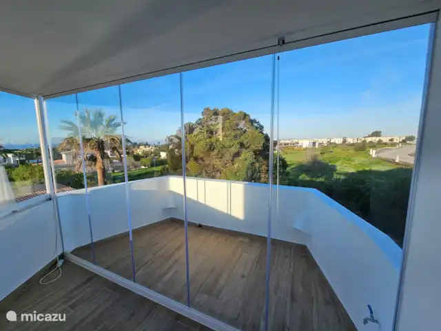Carpe Diem | Portugal, Algarve, Carvoeiro - villa La terrasse peut avoir toutes les fenêtres en verre et les portes vitrées ouvertes et donne accès à une petite terrasse extérieure