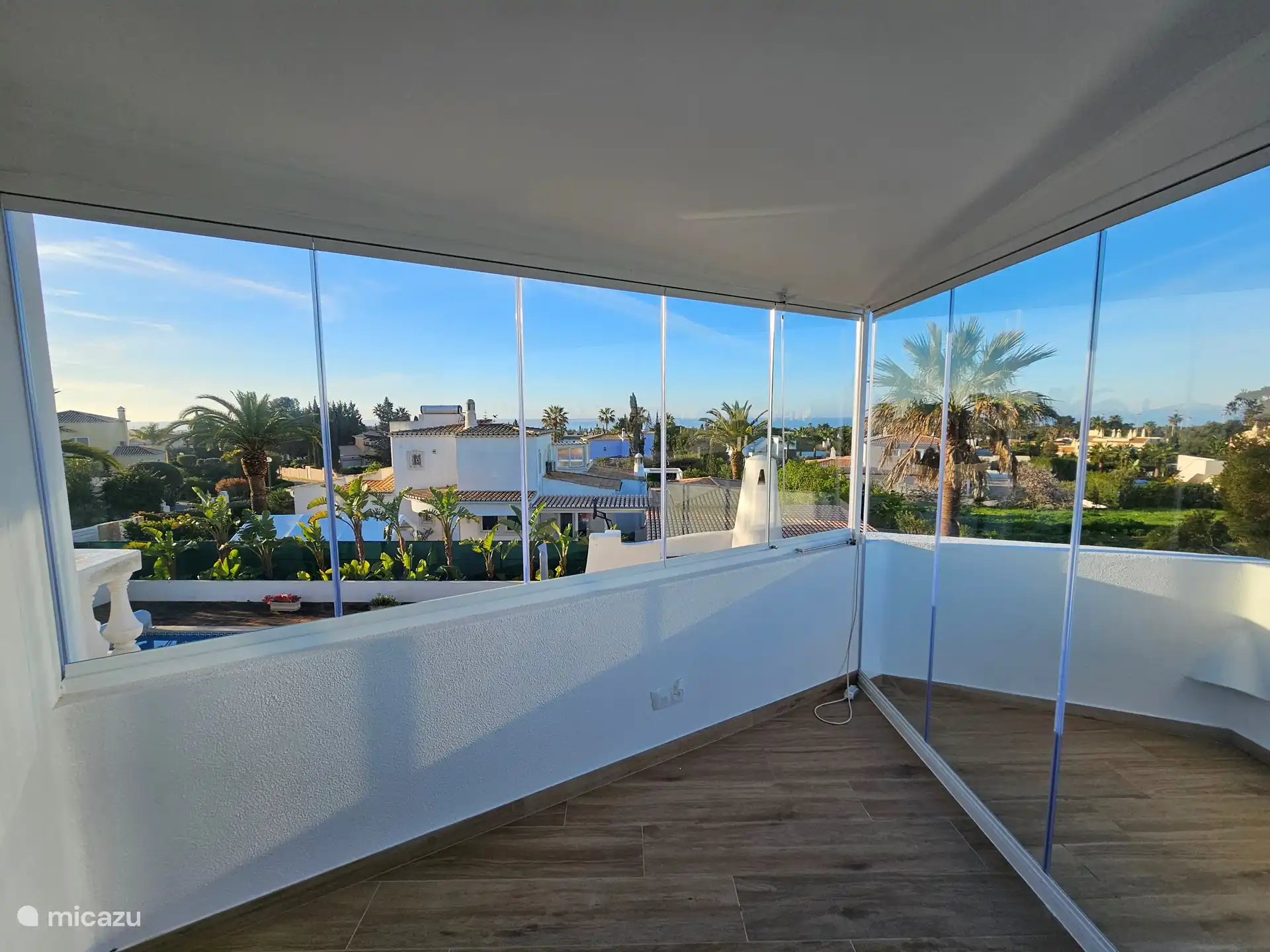 Terrasse fermée avec vue panoramique pouvant accueillir un lit d’enfant (9 m2). 
La chambre est équipée de stores et peut bénéficier de la clim de la chambre connectée.