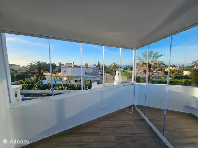 Carpe Diem | Portugal, Algarve, Carvoeiro - villa Terrasse fermée avec vue panoramique pouvant accueillir un lit d’enfant (9 m2). 
La chambre est équipée de stores et peut bénéficier de la clim de la chambre connectée.