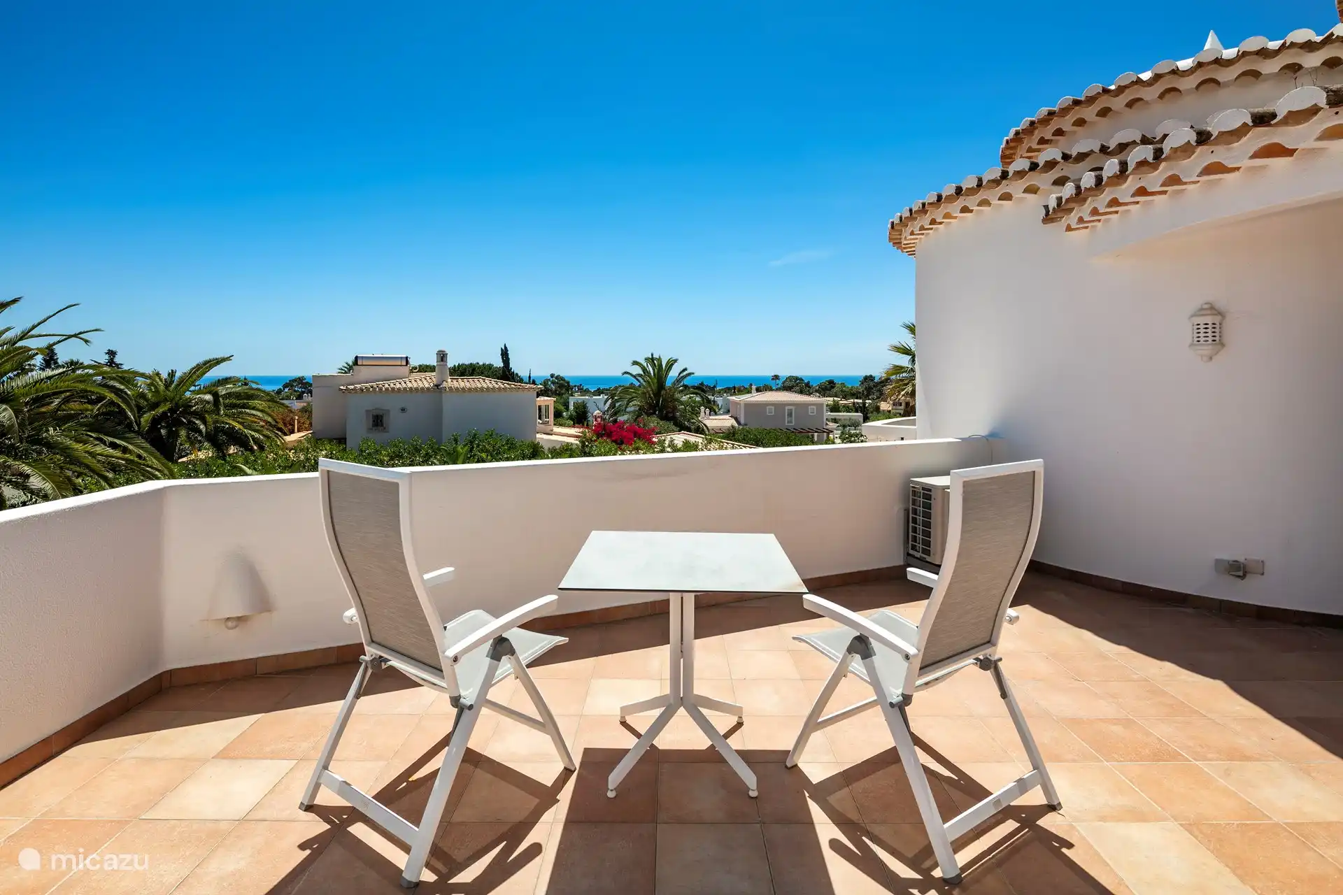 Grande terrasse extérieure à l’étage avec vue sur la mer.