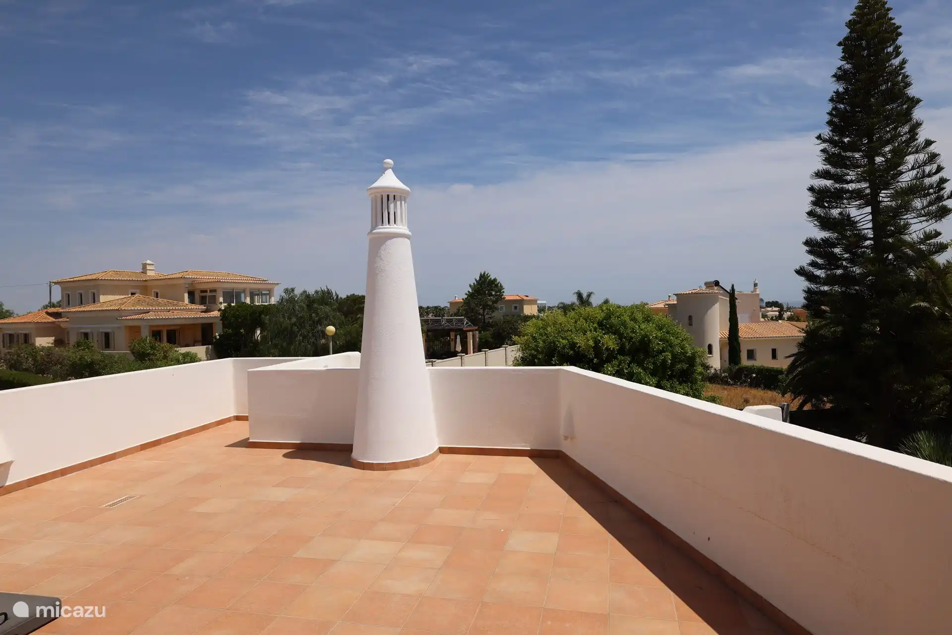 Grande terrasse extérieure à l’étage avec vue sur la mer.