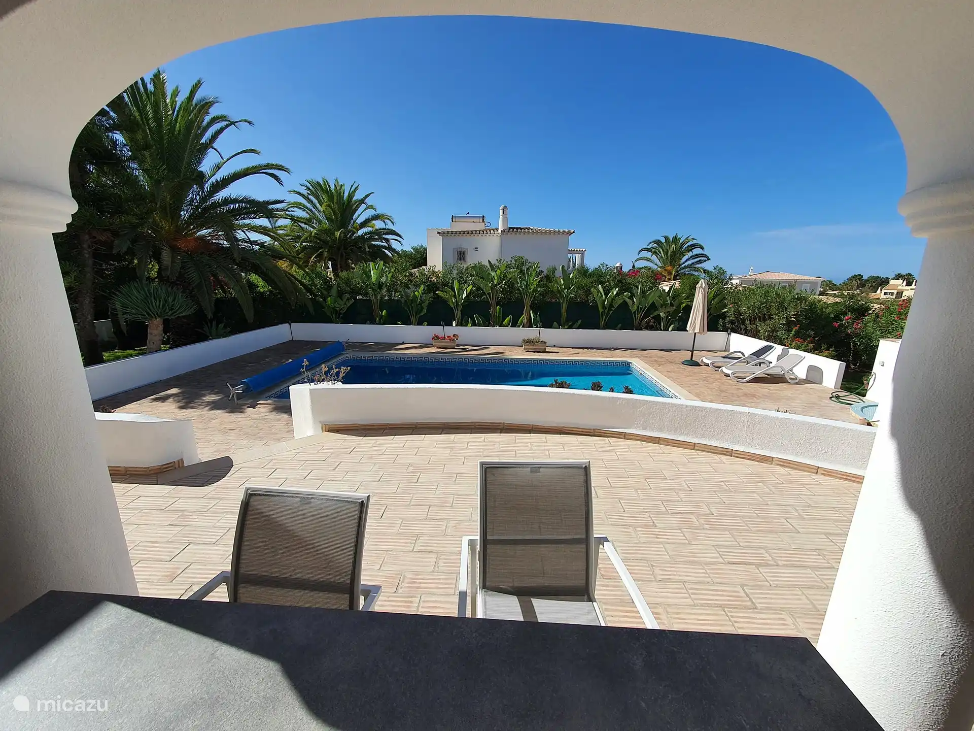 Grande terrasse avec table d’extérieur pour 8 personnes.