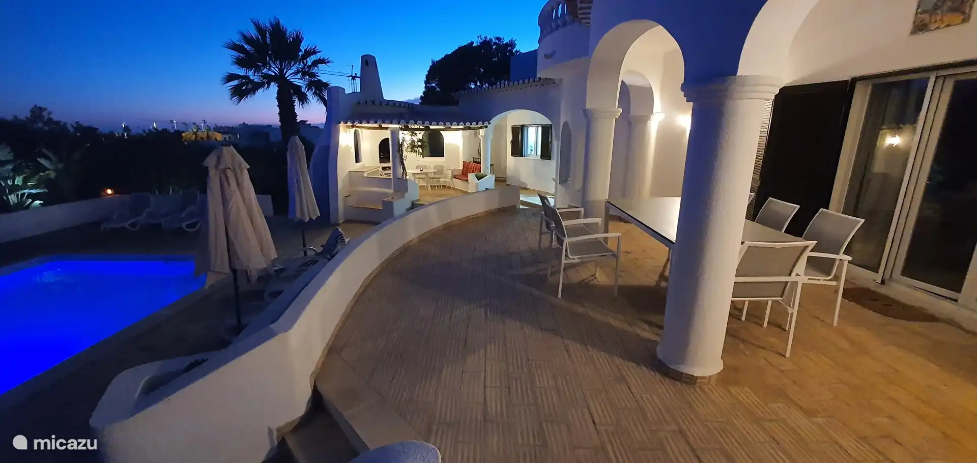 Grande terrasse avec table d’extérieur pour 8 personnes.