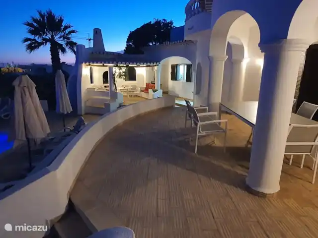 Carpe Diem | Portugal, Algarve, Carvoeiro - villa Grande terrasse avec table d’extérieur pour 8 personnes.