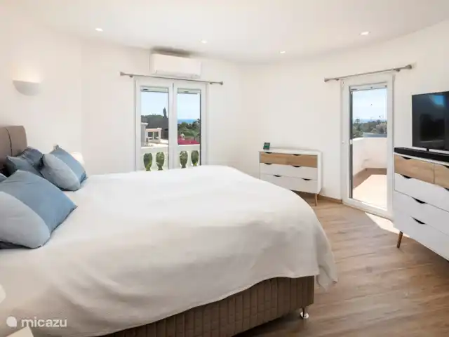 Carpe Diem | Portugal, Algarve, Carvoeiro - villa Chambre n°4 en suite reliée à une terrasse fermée avec vue sur la mer.