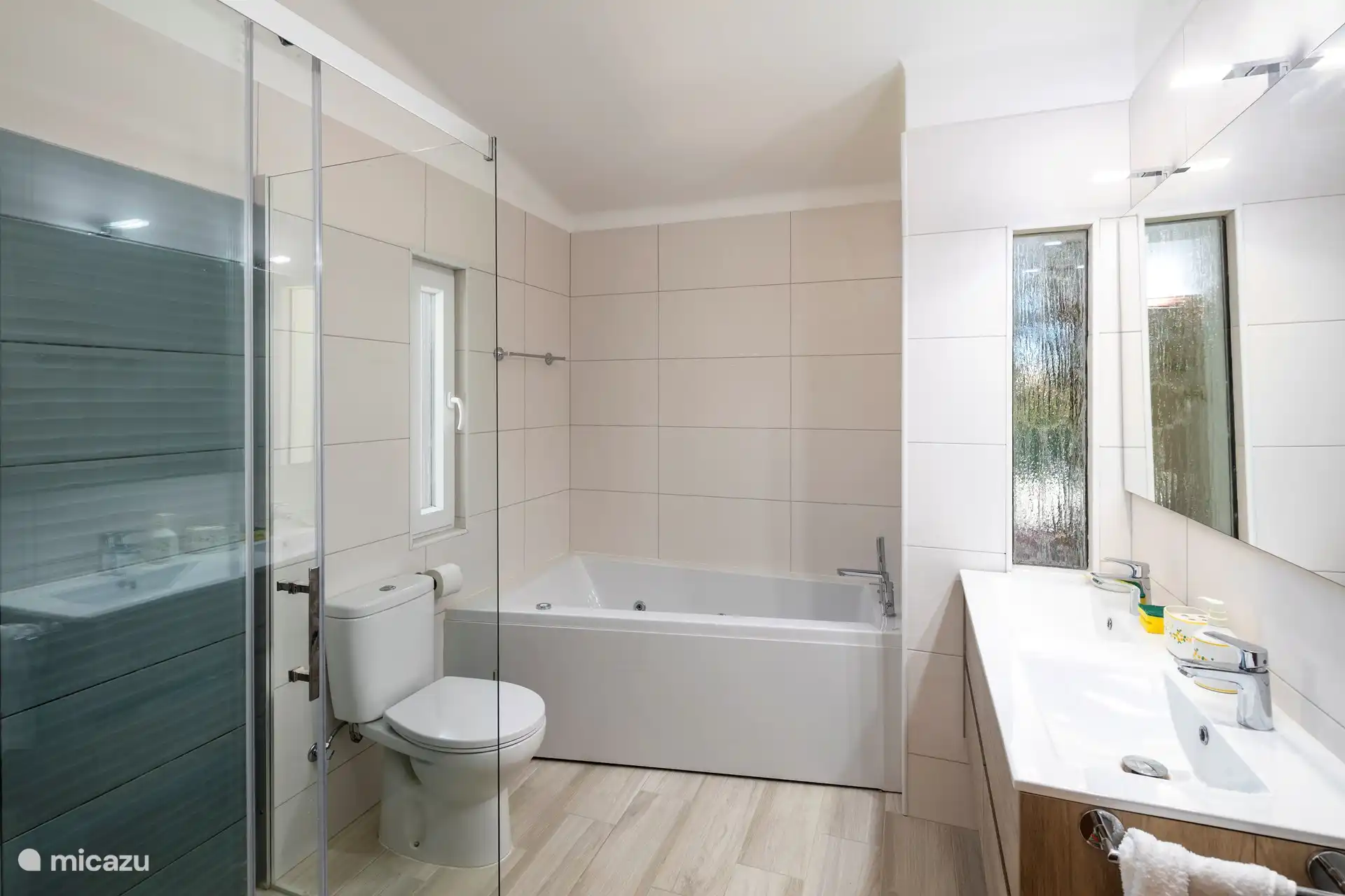 Salle de bain pour la chambre N°1 équipée d’une douche et d’un bain moussant.