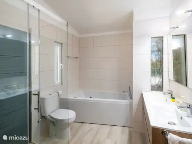 Carpe Diem | Portugal, Algarve, Carvoeiro - villa Salle de bain pour la chambre N°1 équipée d’une douche et d’un bain moussant.