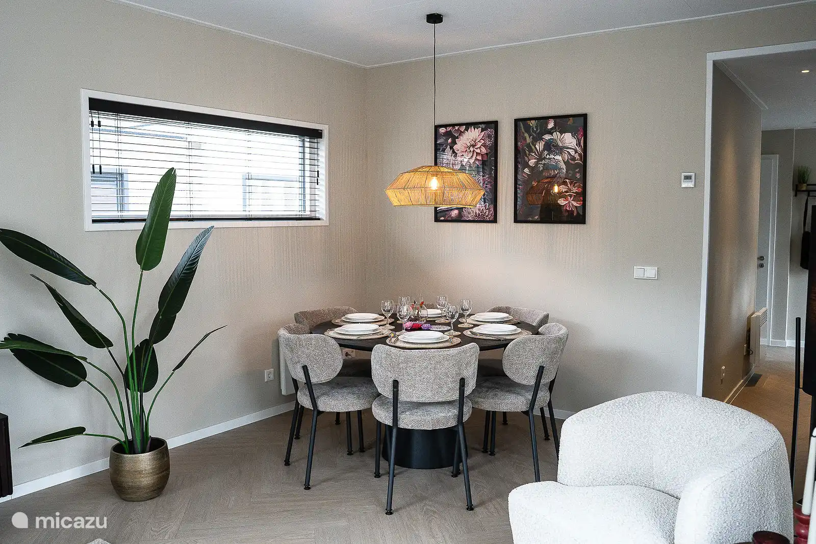 Salle à manger confortable pour manger 