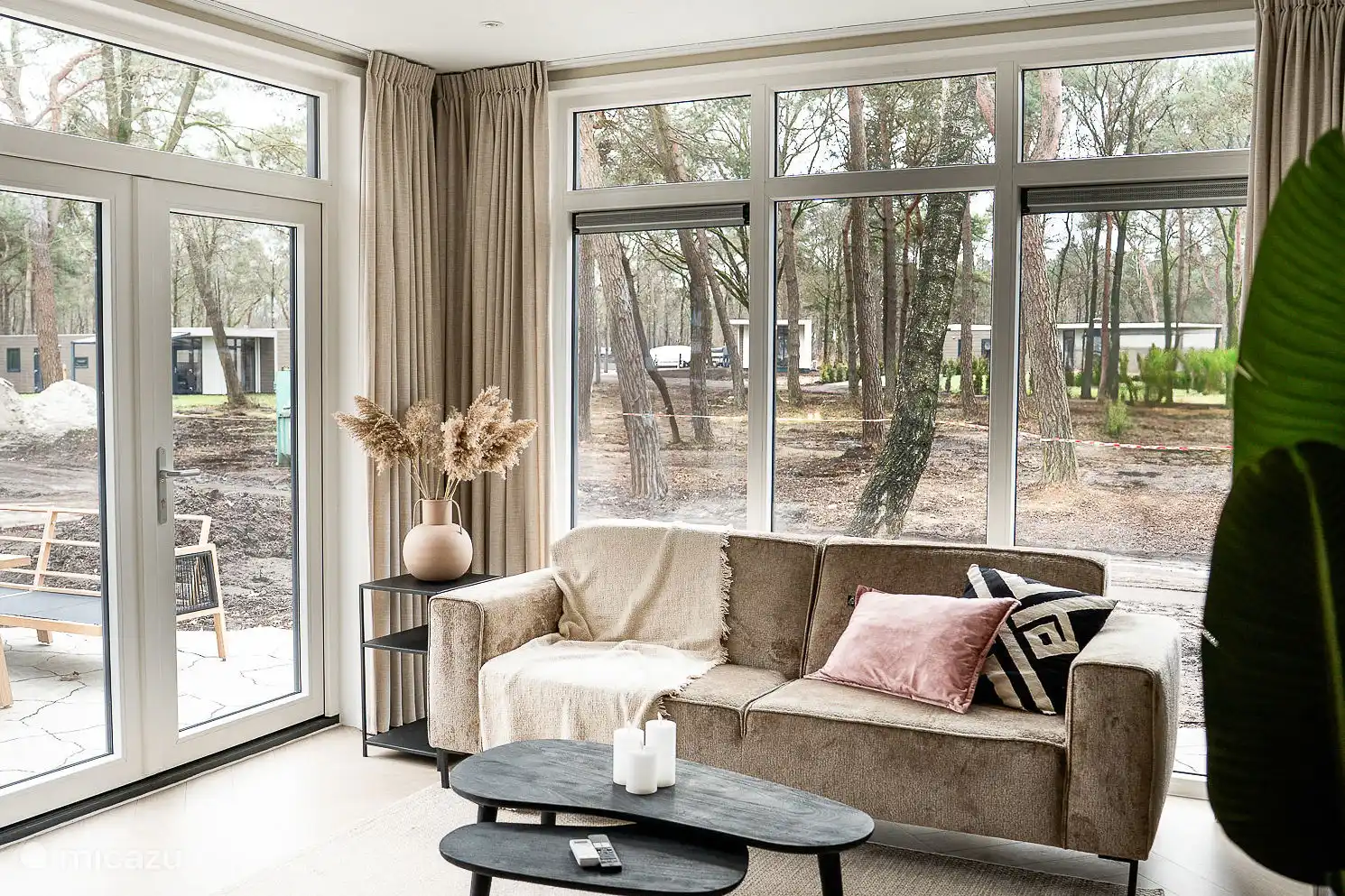 Coin salon avec grandes fenêtres