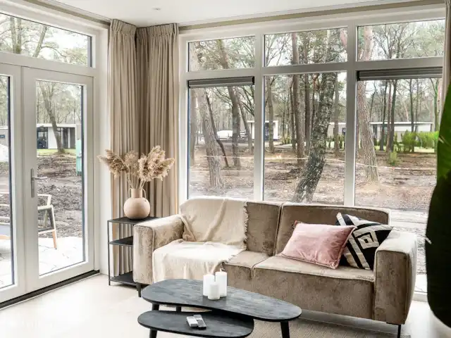 Cabaña forestal Casa Kuin en Países Bajos, Overijssel, Haarle - chalet Sala de estar con grandes ventanales