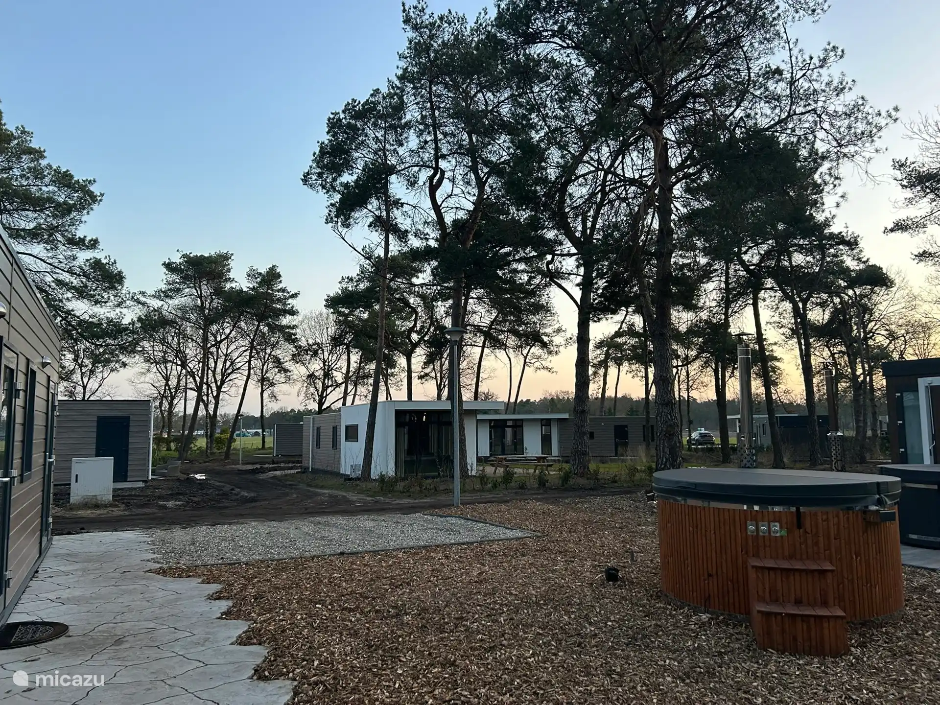 Le Boshuisje Casa Kuin dispose d’un grand jardin et d’un luxueux bain à remous privé comprenant 2 places de parking.