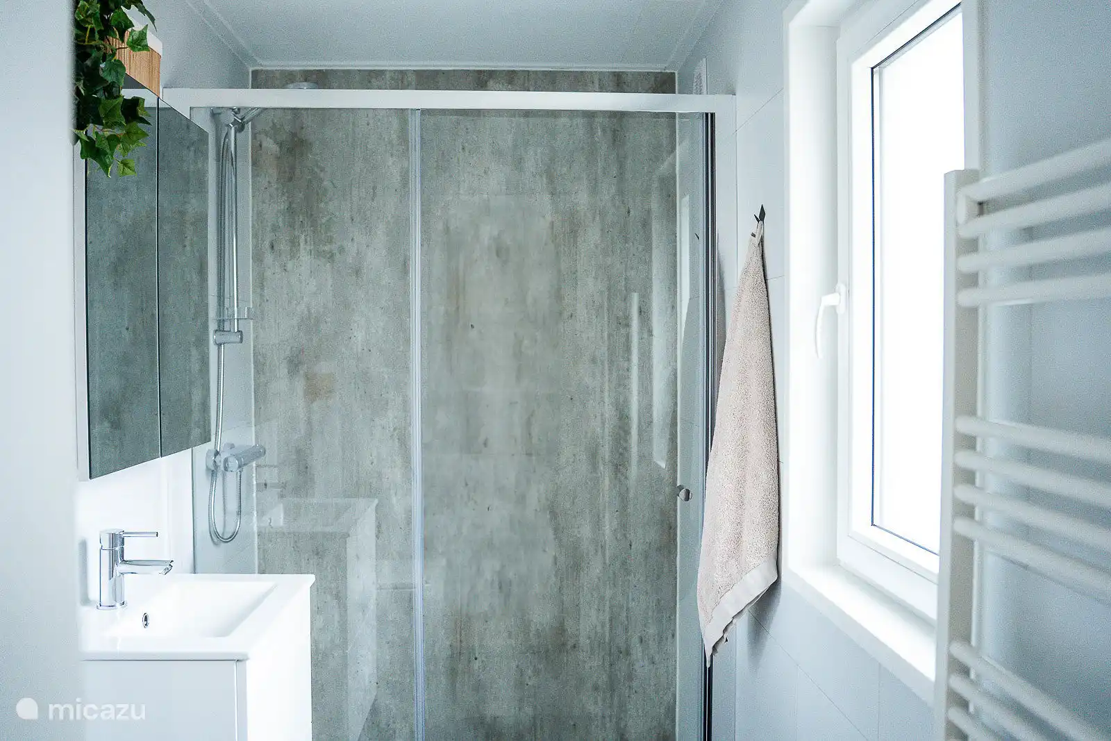 Salle de bain avec douche à l’italienne spacieuse