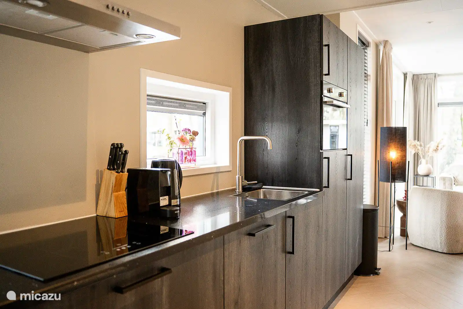 Cuisine entièrement équipée avec de nombreux accessoires. 