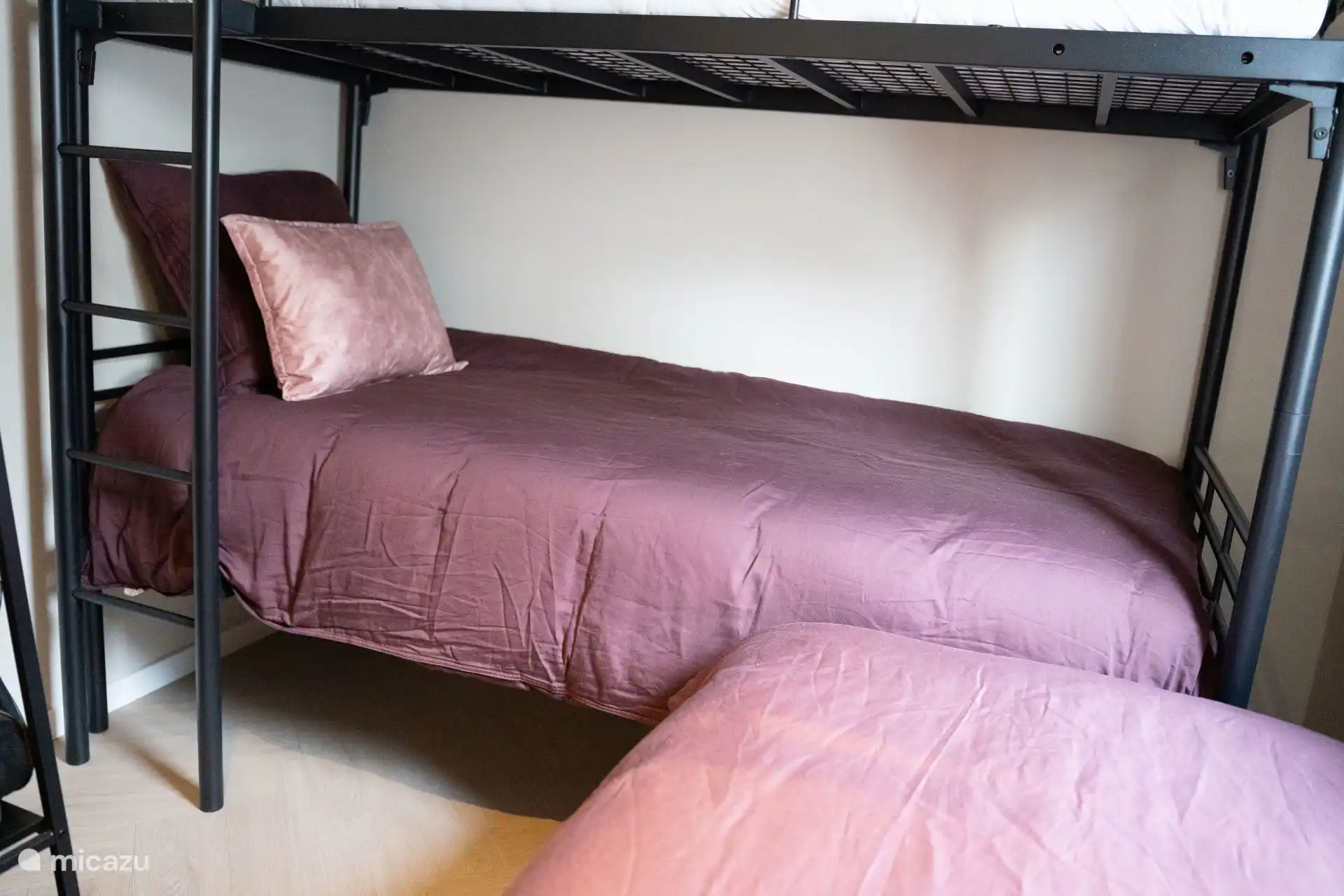 La chambre 2 contient un lit superposé et un lit simple