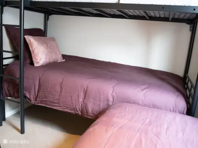 Cabaña forestal Casa Kuin en Países Bajos, Overijssel, Haarle - chalet El dormitorio 2 contiene una litera y una cama individual