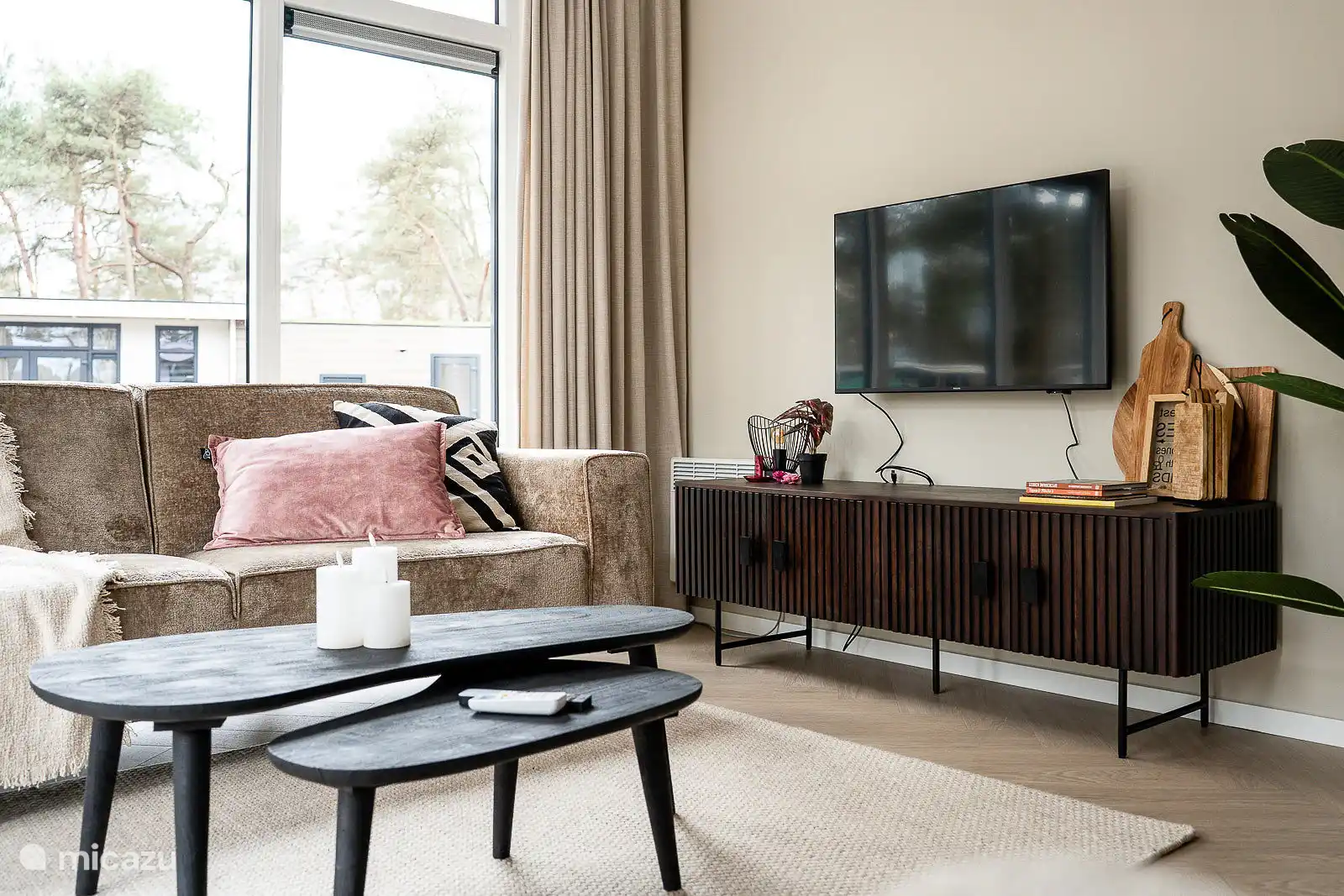 Coin salon avec diverses télévision, divers jeux et livres.