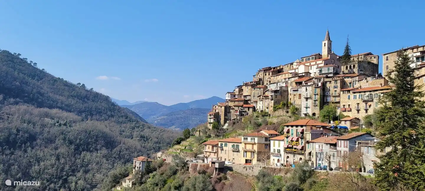 Was für ein süßes Dorf, komm schon, Leute!! Schau dir das an!