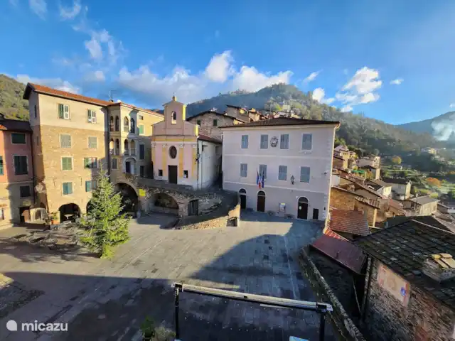 Location de Vacances Italie, Ligurie, Apricale, appartement - Retraite de Lil Apricale ! La PIAZZA !!! Procurez-vous une pizza ! haha