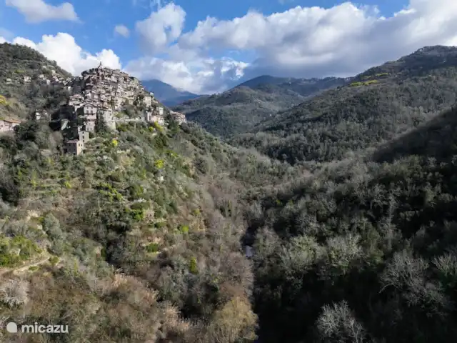 Location de Vacances Italie, Ligurie, Apricale, appartement - Retraite de Lil Apricale ! Photo du village depuis la route d’entrée !
