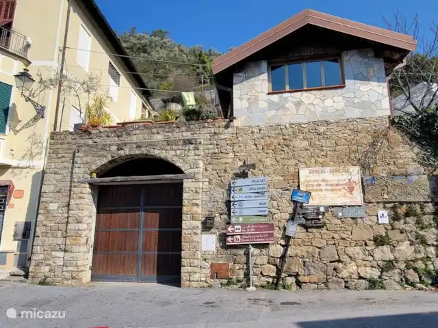 Location de Vacances Italie, Ligurie, Apricale, appartement - Retraite de Lil Apricale ! l’une des nombreuses aires de stationnement. Le stationnement peut être DIFFICILE !!