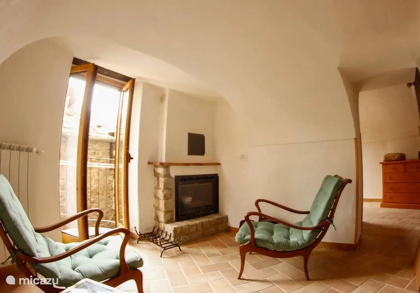 Wohnzimmer mit Balkon und Kamin WOW!