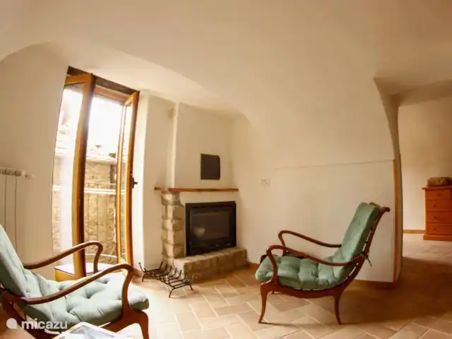 Location de Vacances Italie, Ligurie, Apricale, appartement - Retraite de Lil Apricale ! salon avec balcon et cheminée WOW !