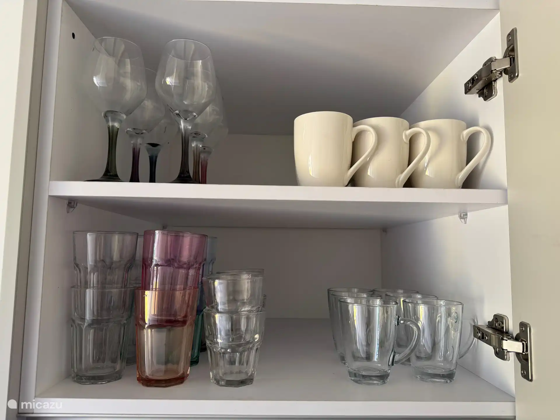 Assez de verres, de tasses, etc.