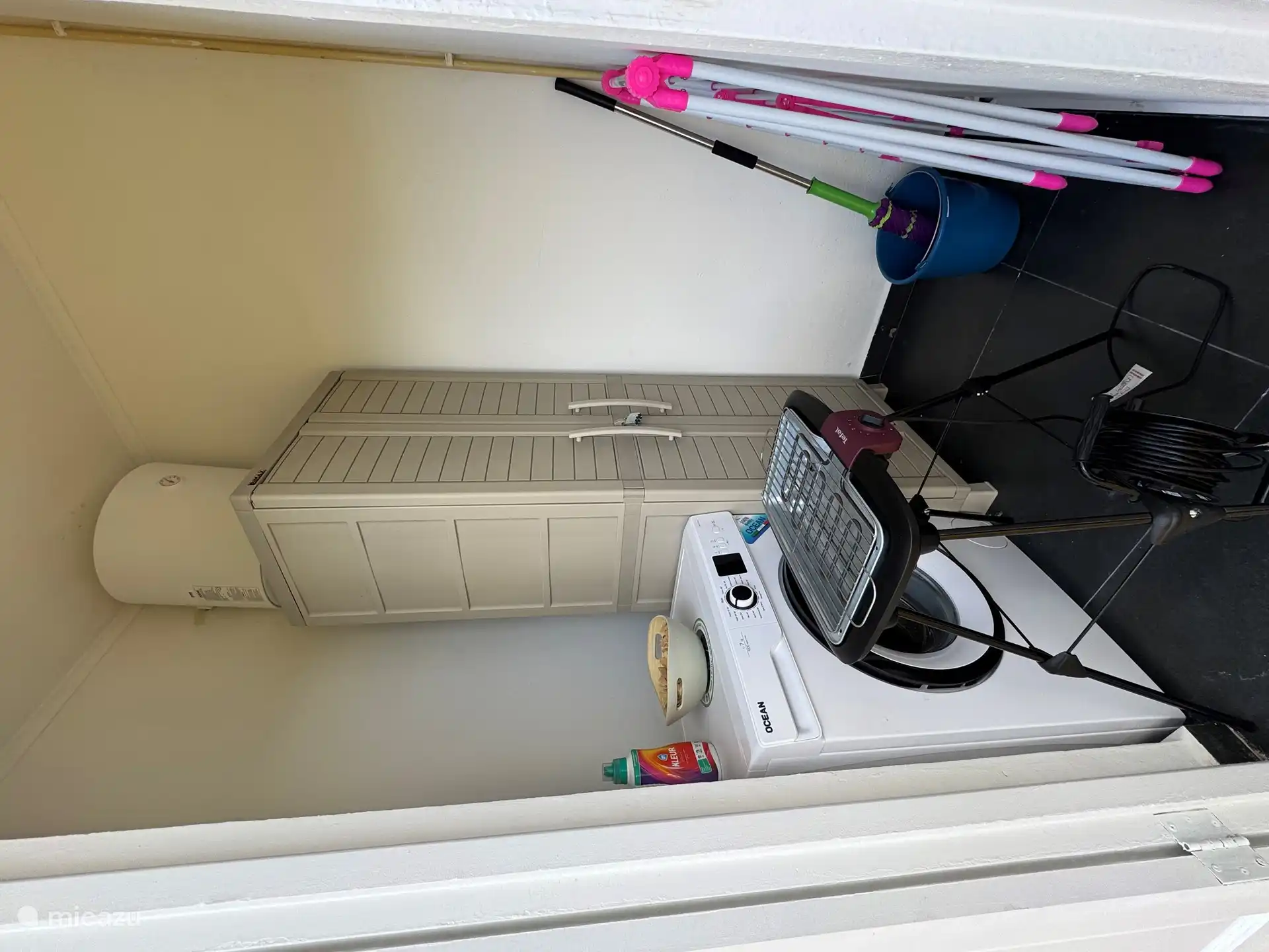 Buanderie, barbecue électrique (avec enrouleur pour 220v), étendoir.