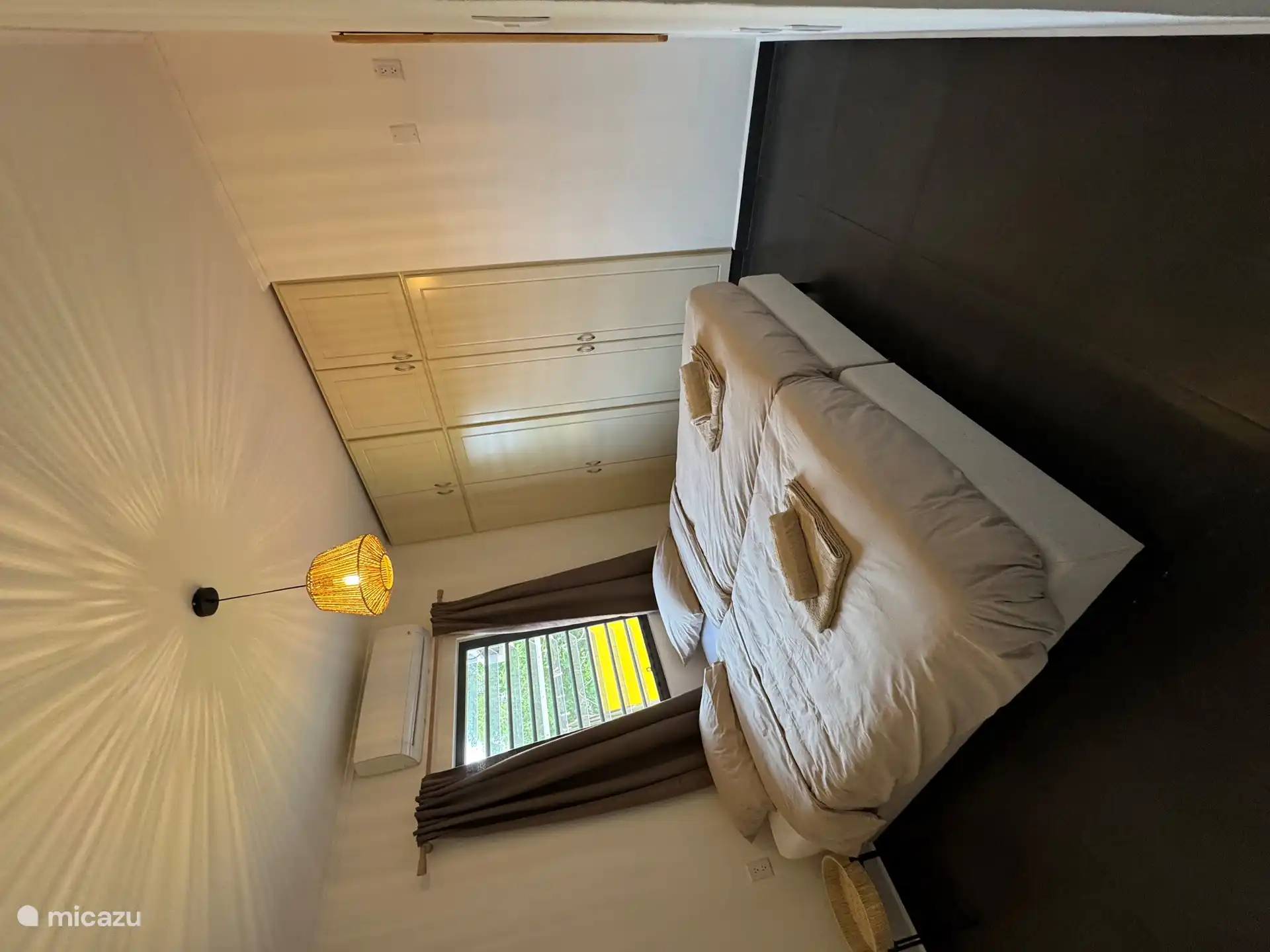 2ème chambre avec deux lits séparés avec sommier tapissier (90x200) avec couettes séparées (140x210) qui peuvent également être attachées l’une à l’autre comme un lit double. Climatisation, miroir et armoire encastrée avec suspension et pose. 