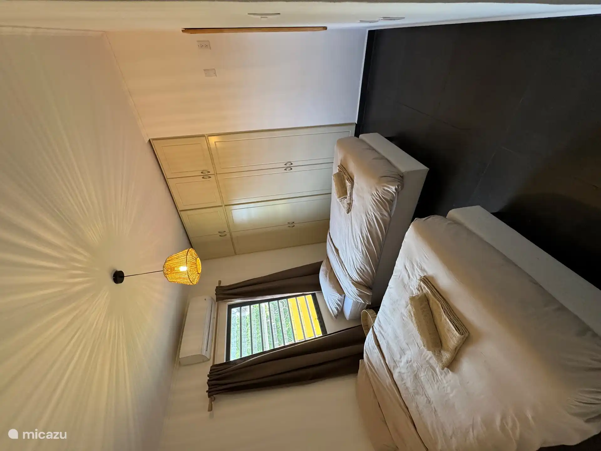 2ème chambre avec deux lits séparés avec sommier tapissier (90x200) avec couettes séparées (140x210) qui peuvent également être attachées l’une à l’autre comme un lit double. Climatisation, miroir et armoire encastrée avec suspension et pose. 