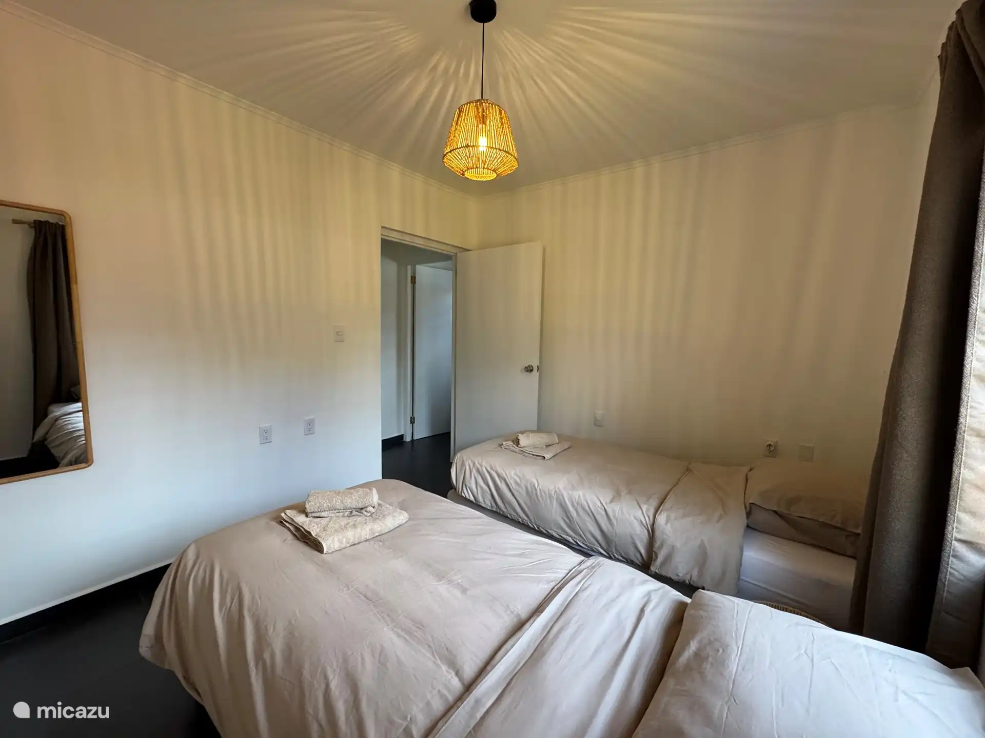 2ème chambre avec deux lits séparés avec sommier tapissier (90x200) avec couettes séparées (140x210) qui peuvent également être attachées l’une à l’autre comme un lit double. Climatisation, miroir et armoire encastrée avec suspension et pose. 