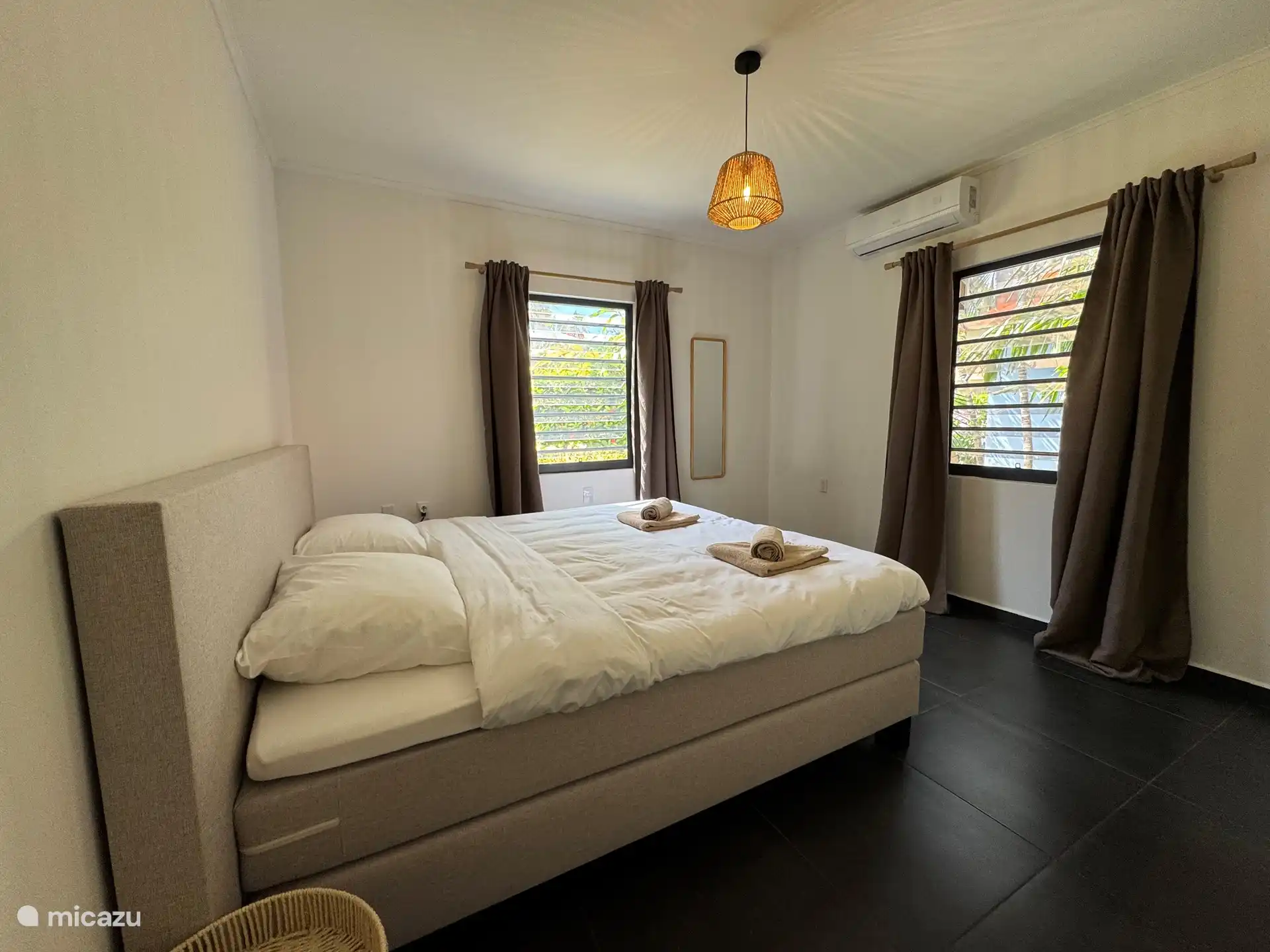 Grande chambre avec lit boxspring king-size de haute qualité (180x200) avec une couette (240x210), des tables de chevet, un miroir, un panier à linge, un placard avec pendre et poser et un coffre-fort.