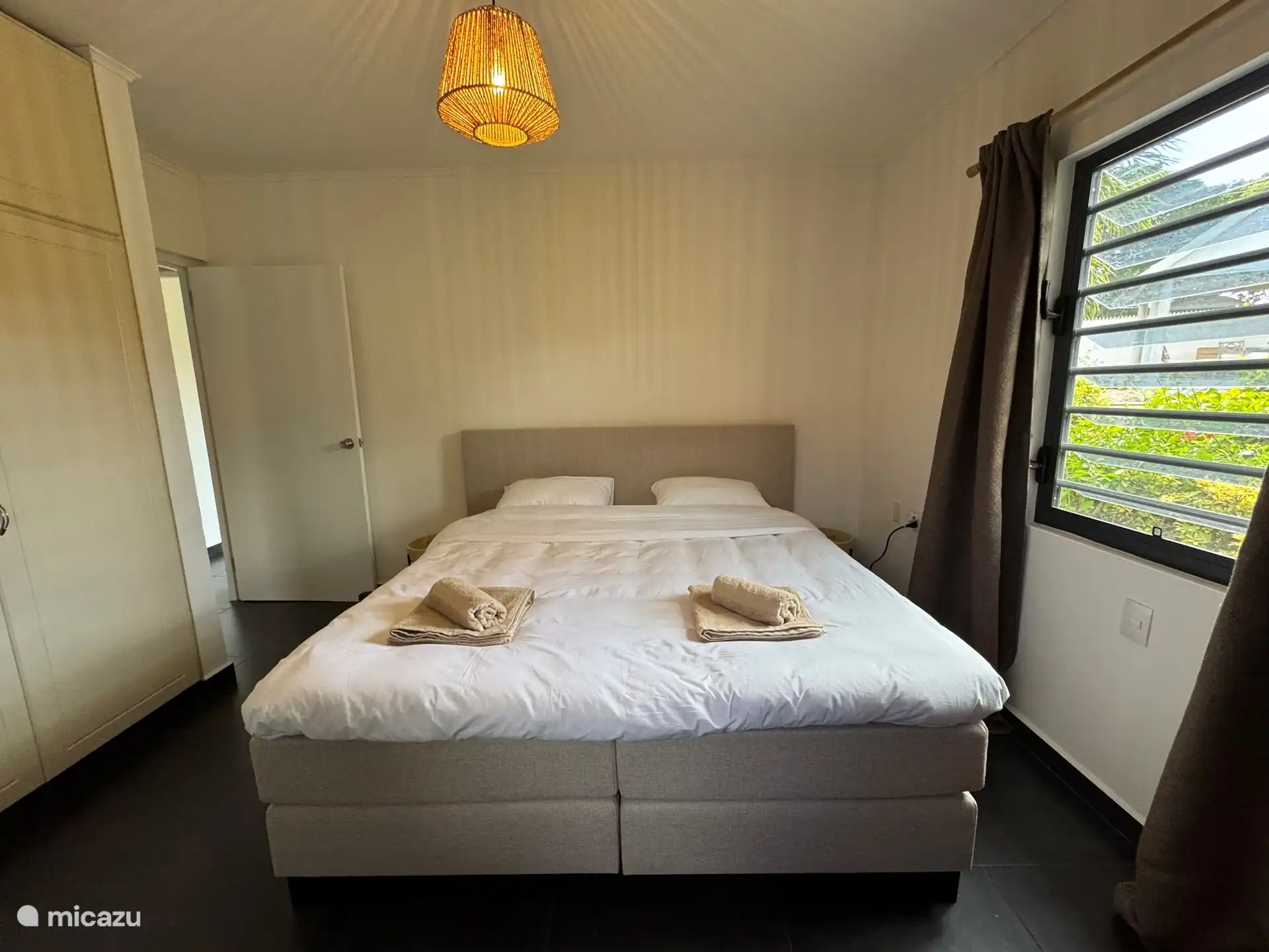 Grande chambre avec lit boxspring king-size de haute qualité (180x200) avec une couette (240x210), des tables de chevet, un miroir, un panier à linge, un placard avec pendre et poser et un coffre-fort.