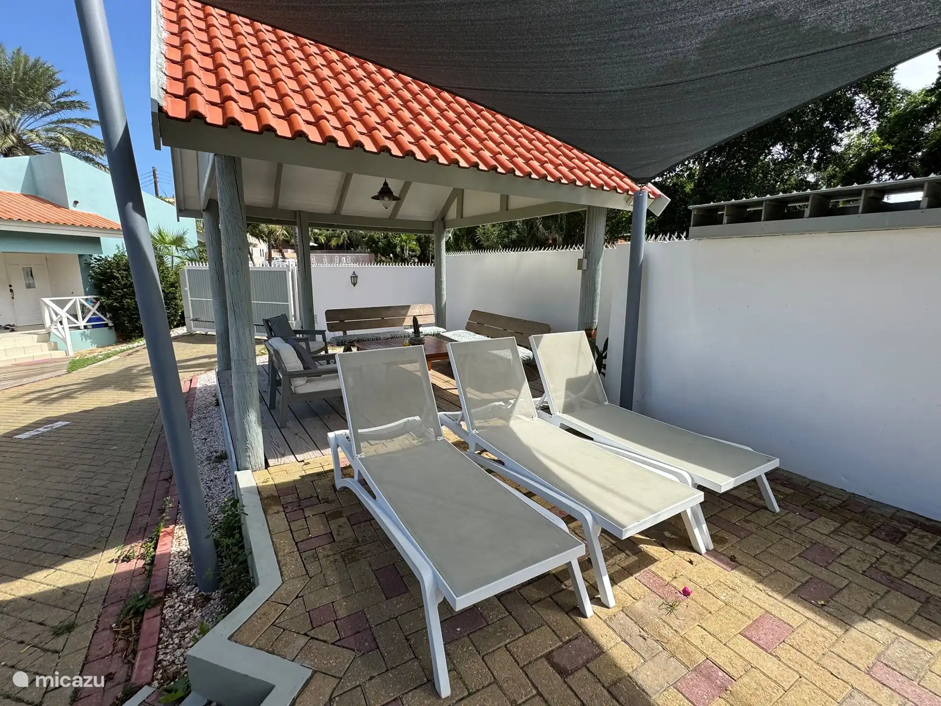 Salon partagé au bord de la piscine partagée 