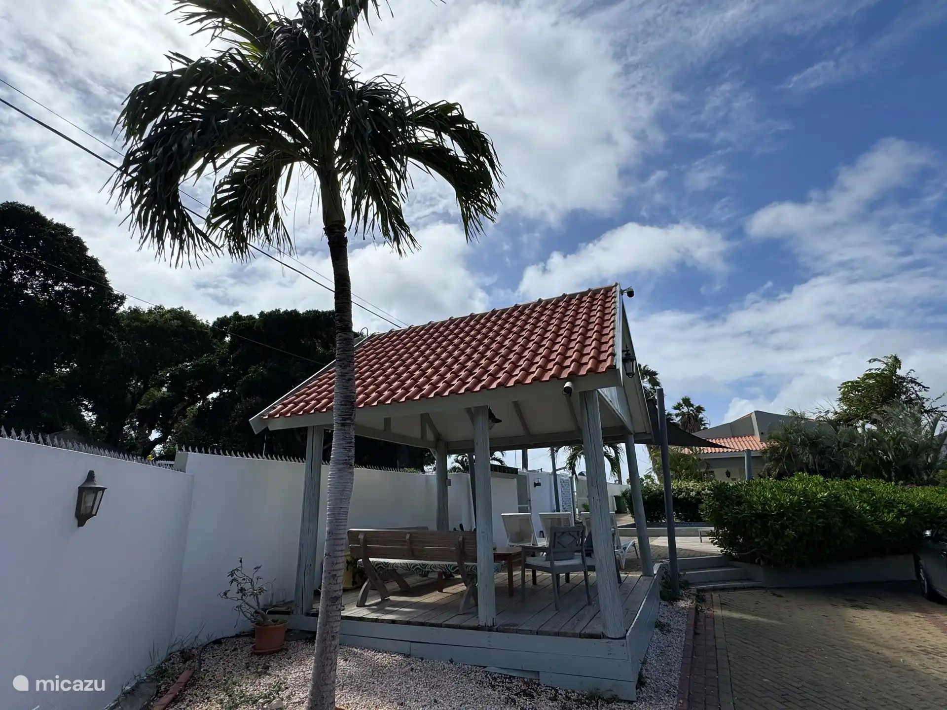 Salon partagé au bord de la piscine partagée 