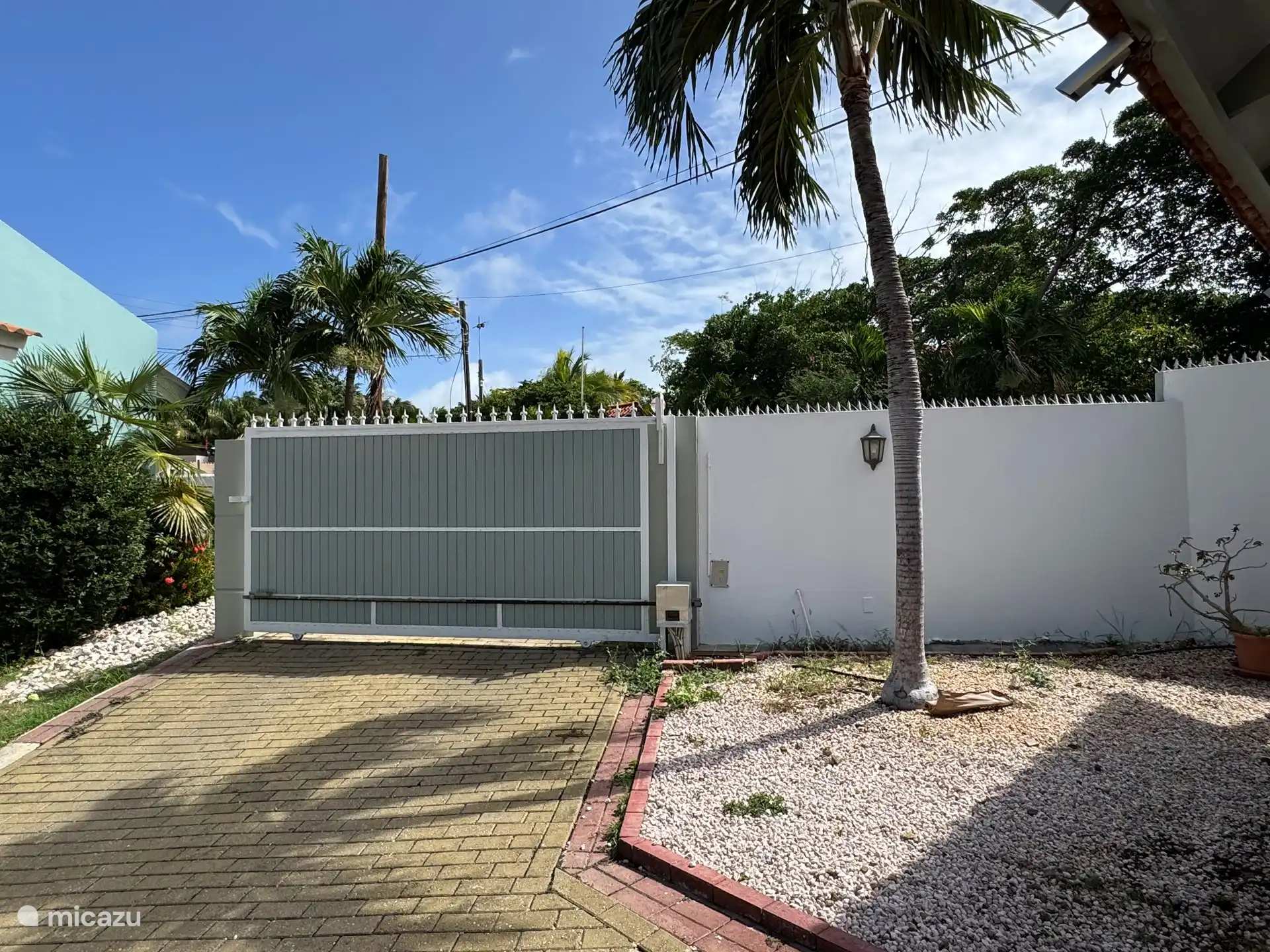 Entrée de la station (photographiée de l’intérieur)
