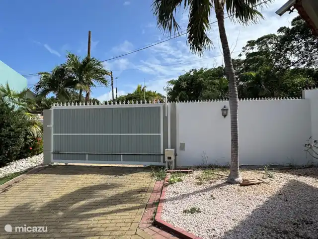 Location de Vacances Curaçao, Banda Ariba (est), Jan Thiel, maison de vacances - Casita Apapacho Puru Jan Thiel  Entrée de la station (photographiée de l’intérieur)